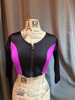 Black and Fuchsia Zip-Front Cropped Top with Ring Pull